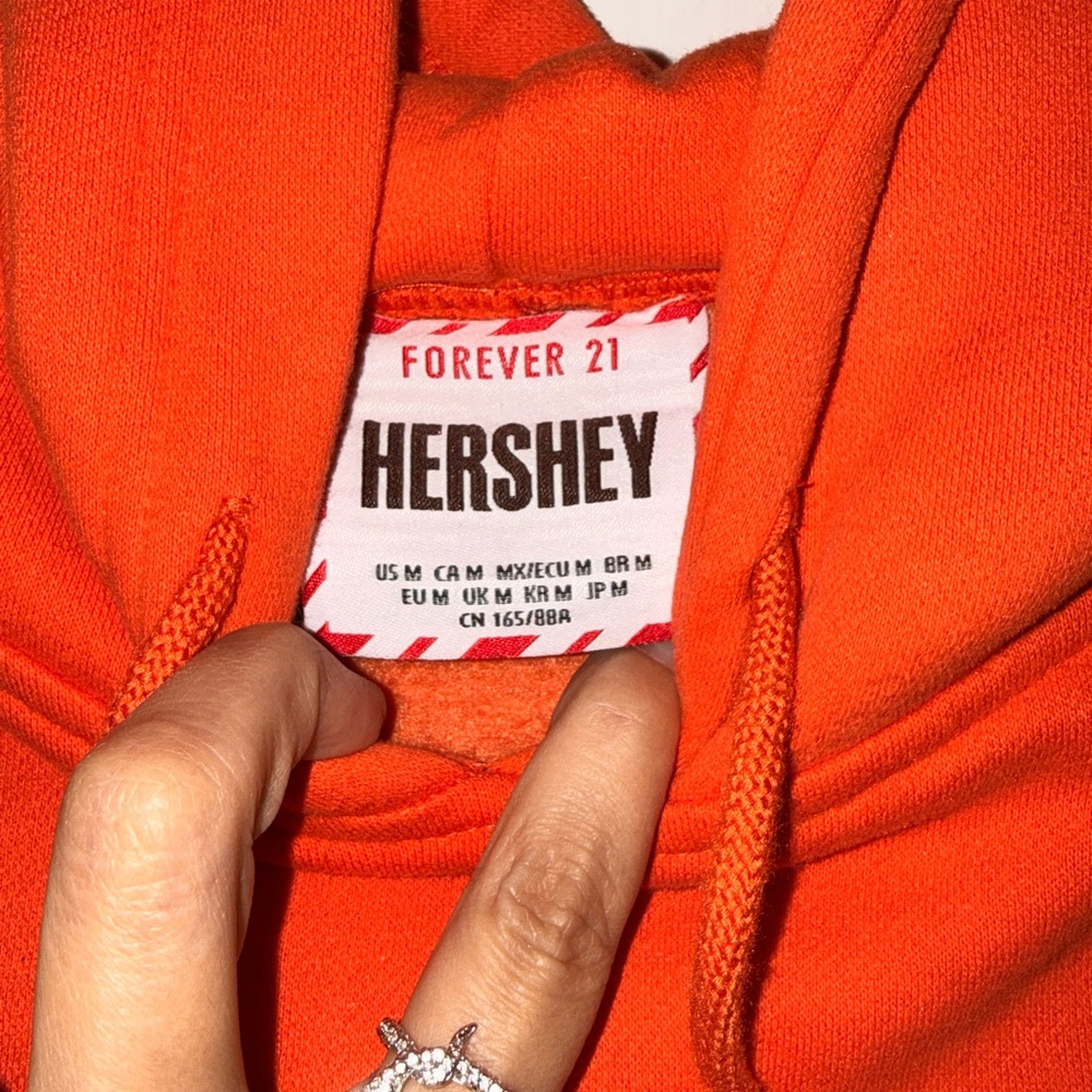 Forever 21 Hershey’s Reese’s Cropped Hoodie Orange Size M Graphic Sweatshirt - Picture 4 of 4